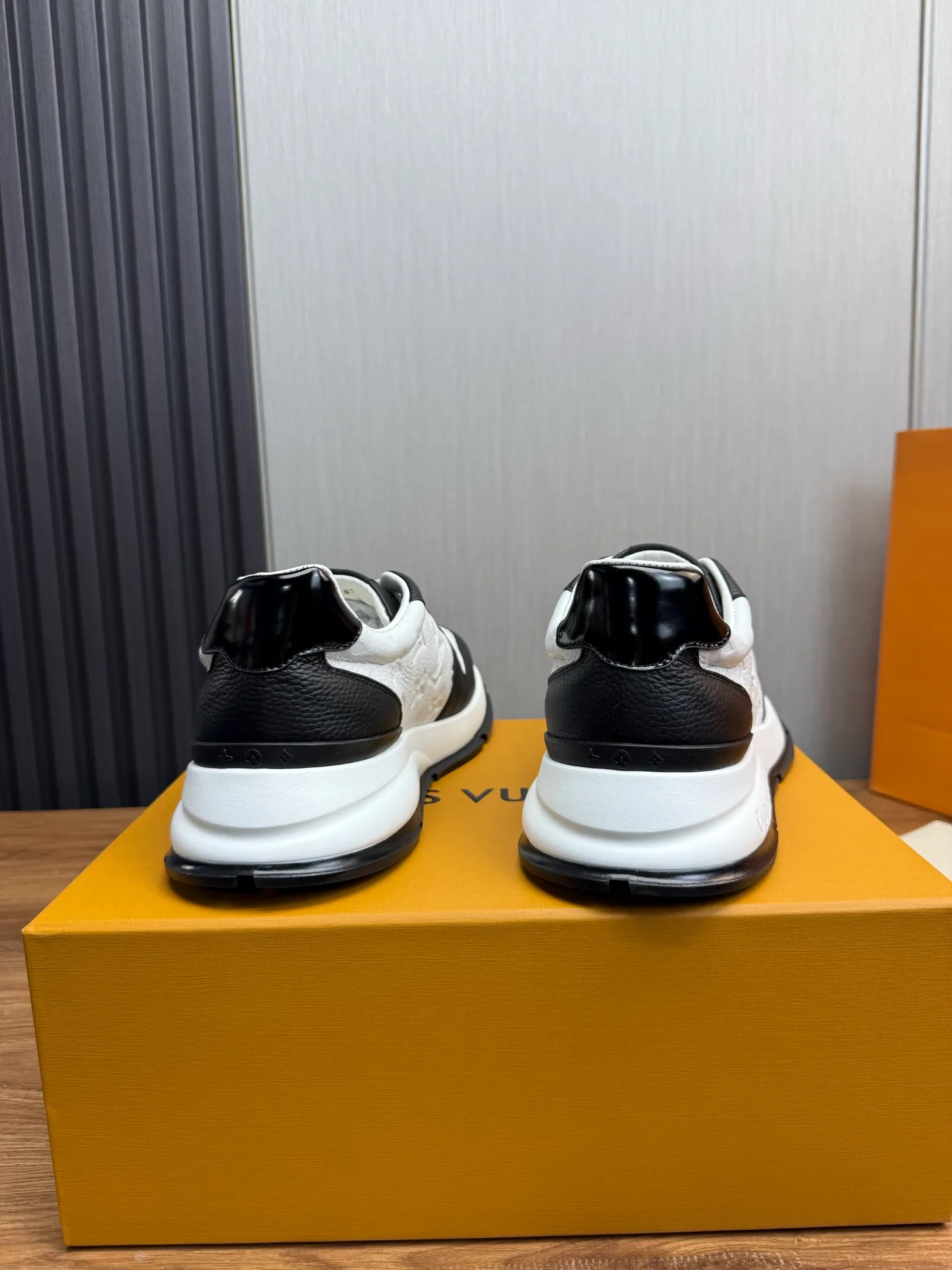 Men's men's shoes 💰840💰 LOUIS VUITTON [Luden Yiwei] The new trendy Lv is on the market 🎁, casual and fashionable men's shoes 👟Original 1:1 shipment✅ The upper is made of imported brand leather + cowhide lining, the original wear-resistant rubber outsole, the version is simple and elegant, exclusive for trendy men. 38-44 (customized at 38.45)